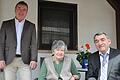 Bürgermeister Hubert Endres (links) und der stellvertretende Landrat Oskar Ebert (rechts) gratulierten Liselotte Jüngert zum 90. Wiegenfest.