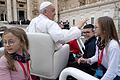 Unterwegs mit dem Pontifex auf dem Petersplatz: Nele Lieder aus Gerolzhofen (links) und&nbsp;Caitlín Malaney aus Oberschwarzach (rechts)&nbsp;durften bei ihrer Rom-Klassenfahrt eine Runde mit Papst Franziskus in seinem Papamobil drehen.