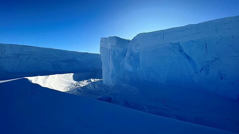 Eisberg voraus: Überwältigt von den beeindruckenden Farben und dem Lichtspiel war Johannes Schötz bei seinem ersten Ausflug zum Meereis. Eisberg voraus: Überwältigt von den beeindruckenden Farben und dem Lichtspiel war Johannes Schötz bei seinem ersten Ausflug zum Meereis.