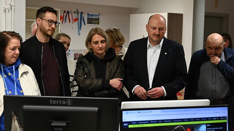 Zusammen mit rund 15 Leuten verfolgte Bernd Rützel (Fünfter von links) am Sonntag in seinem Büro in Gemünden die Bekanntgabe der ersten Hochrechnungen zur Bundestagswahl.