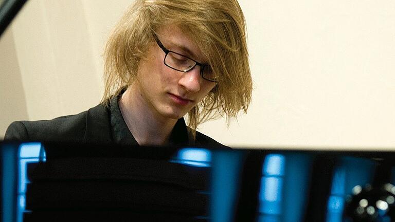 Lewin Krumpschmid spielt in der Alten Kirche in Wernfeld Werke von Chopin, Brahms, Schumann, Gershwin und Ginastera.