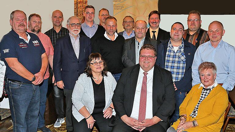 Die Kandidatinnen und Kandidaten der Freien Wähler für die Stadtratswahl: hintere Reihe (v.l.n.r.) Peter Deller, Ansgar Beck, Richard Bott, Leo Pfennig, Christoph Müller, Bernd Klöffel, Frank Erhard, Karl Kind, Robert Bauer, Matthias Kleren, Manfred Schmitt, Ralf Müller, Günter Scheuring. Sitzend (v.l.n.r.) Manuela Dietz, Andreas Trägner und Roswitha Köth. Dieter Britz - Die Kandidatinnen und Kandidaten der Freien Wähler für die Stadtratswahl: hintere Reihe (v.l.n.r.) Peter Deller, Ansgar Beck, Richard Bott, Leo Pfennig, Christoph Müller, Bernd Klöffel, Frank Erhard, Karl Kind, Robert Bauer, Matthias Kleren, Manfred Schmitt, Ralf Müller, Günter Scheuring. Sitzend (v.l.n.r.) Manuela Dietz, Andreas Trägner und Roswitha Köth. Dieter Britz Die Kandidatinnen und Kandidaten der Freien Wähler für die Stadtratswahl: hintere Reihe (v.l.n.r.) Peter Deller, Ansgar Beck, Richard Bott, Leo Pfennig, Christoph Müller, Bernd Klöffel, Frank Erhard, Karl Kind, Robert Bauer, Matthias Kleren, Manfred Schmitt, Ralf Müller, Günter Scheuring. Sitzend (v.l.n.r.) Manuela Dietz, Andreas Trägner und Roswitha Köth. Dieter Britz - Die Kandidatinnen und Kandidaten der Freien Wähler für die Stadtratswahl: hintere Reihe (v.l.n.r.) Peter Deller, Ansgar Beck, Richard Bott, Leo Pfennig, Christoph Müller, Bernd Klöffel, Frank Erhard, Karl Kind, Robert Bauer, Matthias Kleren, Manfred Schmitt, Ralf Müller, Günter Scheuring. Sitzend (v.l.n.r.) Manuela Dietz, Andreas Trägner und Roswitha Köth. Dieter Britz