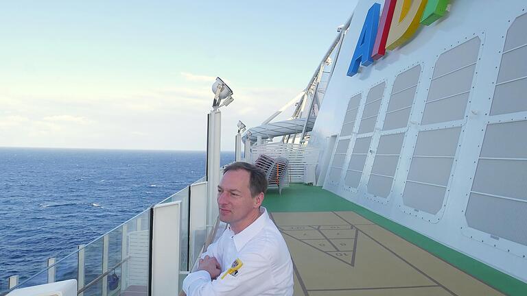 Der Blick reicht über den Horizont hinaus: Küchenchef Hans-Jörg Becker am Pooldeck der Aidanova.