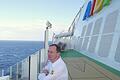 Der Blick reicht über den Horizont hinaus: Küchenchef Hans-Jörg Becker am Pooldeck der Aidanova.
