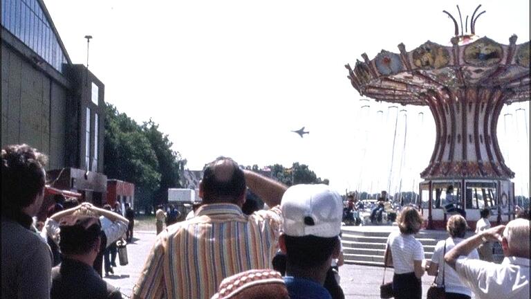 Sehr beliebt bei den Giebelstädtern beim amerikanischen Volksfest waren Hotdogs, Hamburger und Ice-Cream. Sehr beliebt bei den Giebelstädtern beim amerikanischen Volksfest waren Hotdogs, Hamburger und Ice-Cream.