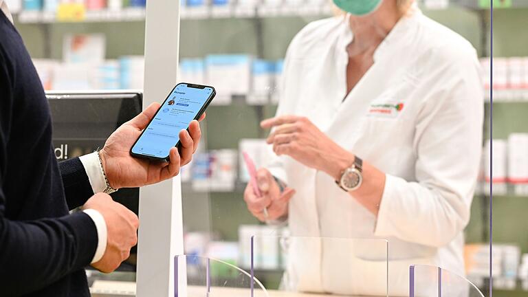 An der Digitalisierung im Gesundheitswesen führt aus Sicht unserer Autorin kein Weg vorbei. Doch dafür braucht es Aufklärung und Erklärungen. Beim E-Rezept wurde das versäumt. An der Digitalisierung im Gesundheitswesen führt aus Sicht unserer Autorin kein Weg vorbei. Doch dafür braucht es Aufklärung und Erklärungen. Beim E-Rezept wurde das versäumt.