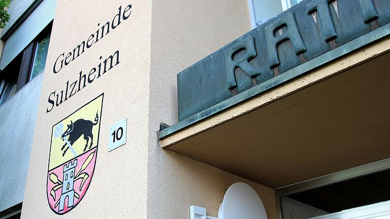 Im Sulzheimer Rathaus wird ab Mitte 2026 ein hauptamtlicher Bürgermeister oder Bürgermeisterin die Amtsgeschäfte leiten. Der Gemeinderat traf am Montag diese wegweisende Entscheidung. Im Sulzheimer Rathaus wird ab Mitte 2026 ein hauptamtlicher Bürgermeister oder Bürgermeisterin die Amtsgeschäfte leiten. Der Gemeinderat traf am Montag diese wegweisende Entscheidung.