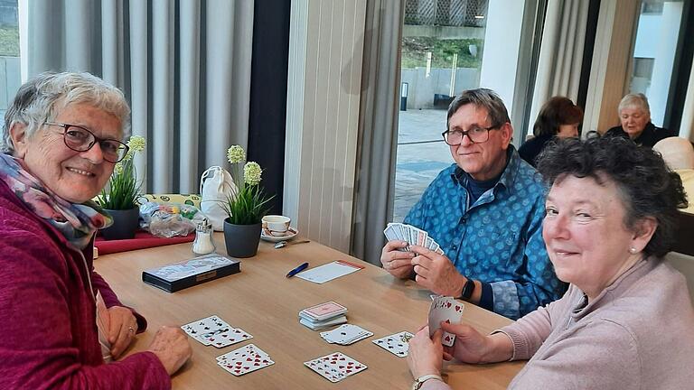 Beim Spielenachmittag des Bürgervereins im AWO Marie-Juchacz-Haus: Werner Schühler und Petra Kubisch-Struck vom Bürgerverein Zellerau. Beim Spielenachmittag des Bürgervereins im AWO Marie-Juchacz-Haus: Werner Schühler und Petra Kubisch-Struck vom Bürgerverein Zellerau.