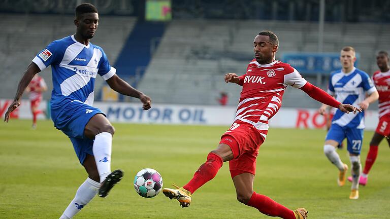 Läuft künftig für Magdeburg in der Dritten Liga auf: Saliou Sané (rechts, hier gegen Darmstadts Patric Pfeiffer) verlässt die Würzburger Kickers auf Leihbasis.