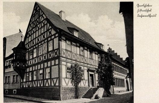 In einer Wohnung des Fachwerkhauses mit der historischen Hausnummer 49 in der Weißen-Turm-Straße wohnte Richard May mit seinen Eltern. Das Haus, hier auf einer nicht datierten historischen Ansichtskarte, gehört seit Generationen der Familie Teutsch. In einer Wohnung des Fachwerkhauses mit der historischen Hausnummer 49 in der Weißen-Turm-Straße wohnte Richard May mit seinen Eltern. Das Haus, hier auf einer nicht datierten historischen Ansichtskarte, gehört seit Generationen der Familie Teutsch.