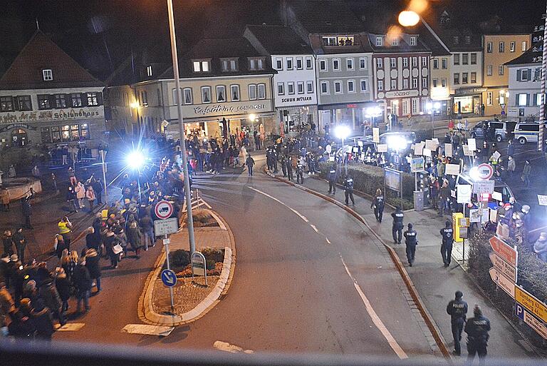 Am östlichen Marktplatz von Bad Königshofen stieß die Versammlung von Gegnern einer Impfpflicht auf Gegendemonstranten. Diese warben für den solidarischen Charakter einer Corona-Impfung. Am östlichen Marktplatz von Bad Königshofen stieß die Versammlung von Gegnern einer Impfpflicht auf Gegendemonstranten. Diese warben für den solidarischen Charakter einer Corona-Impfung.