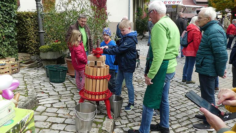 Unter den Augen von Rainer Weinmann und Willi Köhler vom Obst- und Gartenbauverein durften sich die Kinder an der Obstpresse versuchen. Unter den Augen von Rainer Weinmann und Willi Köhler vom Obst- und Gartenbauverein durften sich die Kinder an der Obstpresse versuchen.
