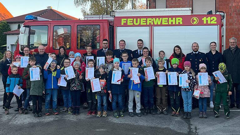 Auf dem Bild sind die erfolgreichen Kinder der beiden Feuerwehren Donnersdorf und Traustadt zu sehen. In der hinteren Reihe Kinderfeuerwehrbeauftrage Nadine Bechmann, Betreuer Frank Wilhelm, Betreuer Erich Finster, Betreuerin Mirjam Wilhelm, 2. Vorstand Sebastian Stapf, 1. Vorstand Christian Kowalik, 1. Kommandant Andreas Wolf, Betreuerin Patricia Schwarzer, 2. Kommandant Michael Solf, Betreuerin Laura Schenk, 1. Bürgermeister Klaus Schenk. Auf dem Bild sind die erfolgreichen Kinder der beiden Feuerwehren Donnersdorf und Traustadt zu sehen. In der hinteren Reihe Kinderfeuerwehrbeauftrage Nadine Bechmann, Betreuer Frank Wilhelm, Betreuer Erich Finster, Betreuerin Mirjam Wilhelm, 2. Vorstand Sebastian Stapf, 1. Vorstand Christian Kowalik, 1. Kommandant Andreas Wolf, Betreuerin Patricia Schwarzer, 2. Kommandant Michael Solf, Betreuerin Laura Schenk, 1. Bürgermeister Klaus Schenk.