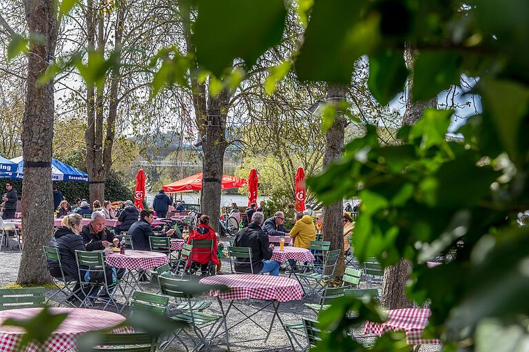 Der Biergarten 'Meegärtle' direkt an der Mainlände. Der Biergarten 'Meegärtle' direkt an der Mainlände. 