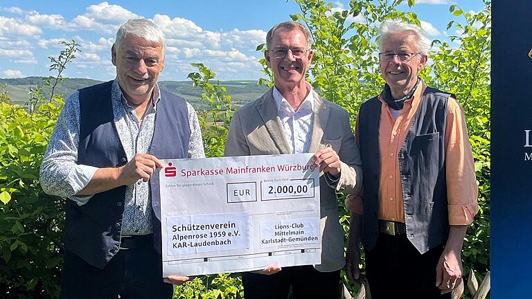Das Foto zeigt Werner Langhirt (1. Vorsitzender), Jürgen Czalla (Präsident Lions Club Mittelmain-Karlstadt), Herbert Bayer (Abteilungsleiter Heimat & Kultur). Das Foto zeigt Werner Langhirt (1. Vorsitzender), Jürgen Czalla (Präsident Lions Club Mittelmain-Karlstadt), Herbert Bayer (Abteilungsleiter Heimat & Kultur).