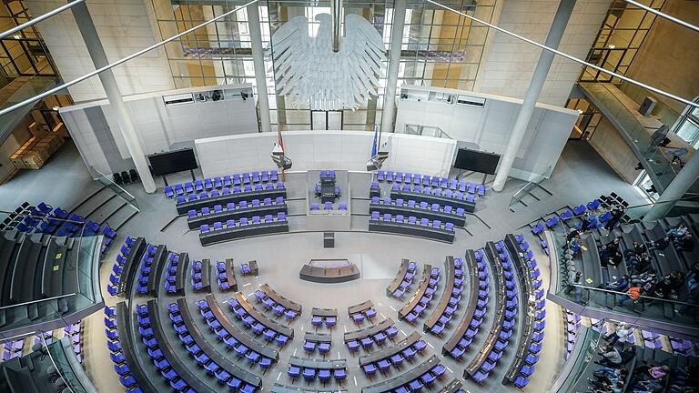 Bundestag       -  Im September füllt sich wieder das Plenum im Bundestag. (Archivbild)