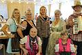 Ein Fest voller Tradition und Freude. Von links, vorne: Rosa Hawkins-Kawka, Renate Ort; hinten: Katharina Maul (stellv. Pflegedienstleitung), Karin Krohe, Simone Falkenstein (Geschäftsleitung), Claudia Zeißner und Wolfgang Müller.