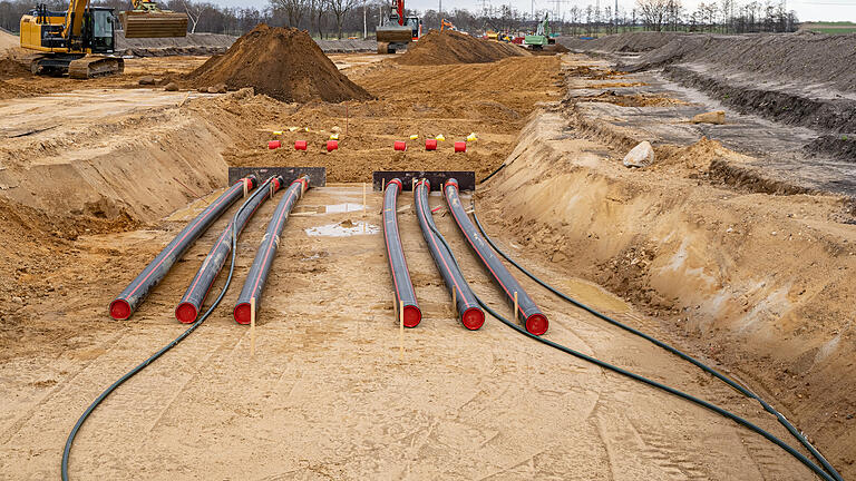 Die Stromtrassen Nordwestlink und Südwestlink betreffen viele Orte im Landkreis Bad Kissingen       -  Die Baustelle der erdkabelgebundenen Gleichstromleitung Südlink. An den neuen Stromtrassen Nordwestlink und Südwestlink könnte es im Landkreis Bad Kissingen ähnlich aussehen.