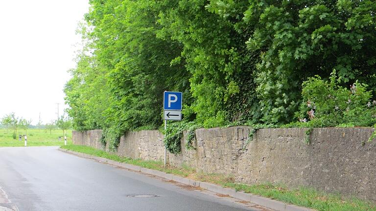 Die evangelische Kirchengemeinde darf den schadhaften Teil der Mauer an der Waldmannshöfer Straße (rechts vor dem Parkplatz-Hinweisschild) abbrechen.