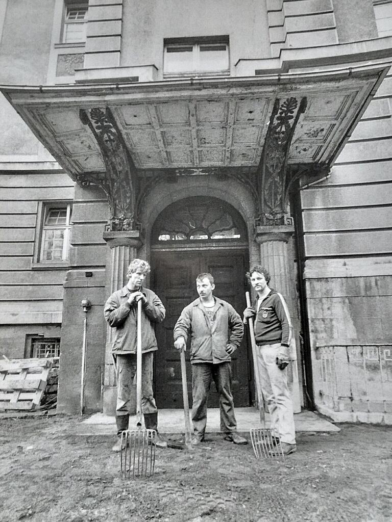 Ein Beispiel vom Aufbauwerk Ost, die Sektion Meininger Theater 1990. Ein Beispiel vom Aufbauwerk Ost, die Sektion Meininger Theater 1990.