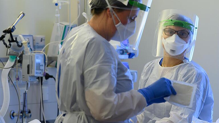 In einer Würzburger Klinik ist erneut eine Person im Zusammenhang mit einer Corona-Infektion gestorben (Symbolbild).