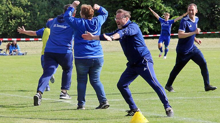 Mathias Schlotter bejubelt zum Abschied als Trainer bei der SG Sennfeld den Kreisliga-Klassenerhalt. Mathias Schlotter bejubelt zum Abschied als Trainer bei der SG Sennfeld den Kreisliga-Klassenerhalt.