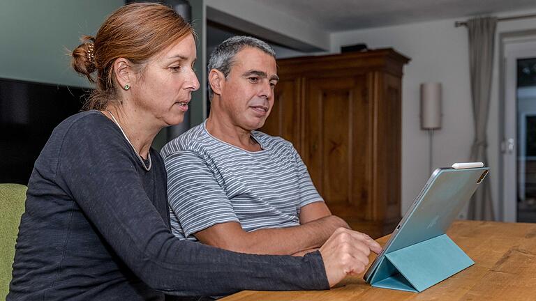 Andrea und ihr israelischer Mann Avi Matitya vor dem Tablet in ihrem Zuhause in Theilheim. Sie informieren sich über viele verschiedene Medien über die aktuelle Lage in Israel. Andrea und ihr israelischer Mann Avi Matitya vor dem Tablet in ihrem Zuhause in Theilheim. Sie informieren sich über viele verschiedene Medien über die aktuelle Lage in Israel. 