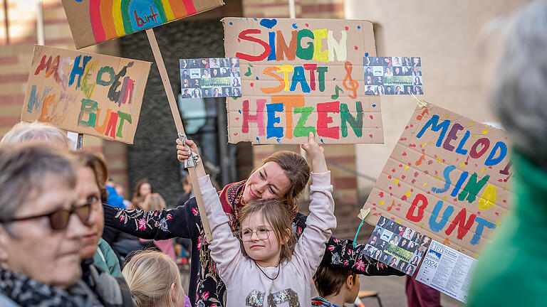 Aktionstag gegen Rechtsradikalismus       -  Mehrere Tausend Menschen besuchen am Sonntag (03.02.24) die Kundgebung für Demokratie und Vielfalt und gegen Rechtsradikalismus auf dem Domvorplatz in Würzburg.