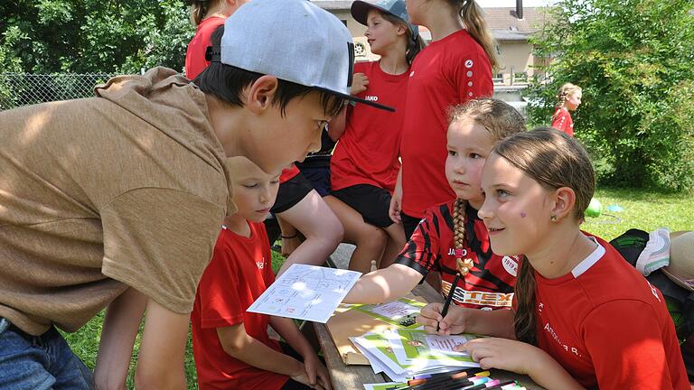 Beim ersten Sozialaktionstag stieß der Spielparcours der Fußballmädchen beim Familienfest des Kindergartens auf großen Zuspruch.