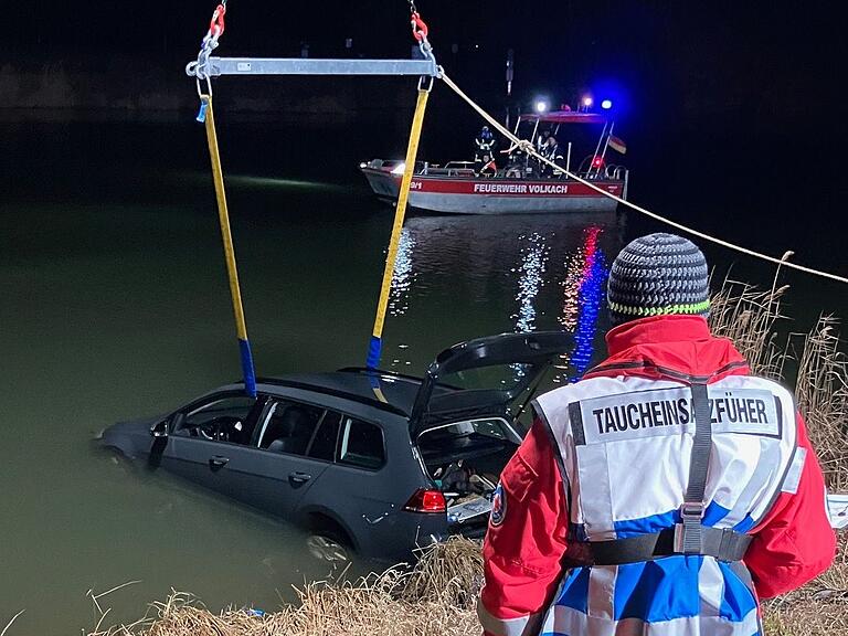 Ein Kranfahrzeug des THW hat den versunkenen Pkw am Haken.