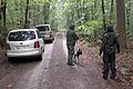 Entführung Würth       -  Mit Suchhund im Guttenberger Forst: Polizeibeamte sind in dem Waldgebiet im Landkreis Würzburg unterwegs.