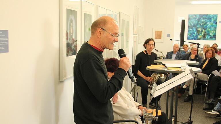Bei der Lesung 'Habe nun, Ach' im Rahmen des Faust-Projekts der Schweinfurter Radierwerkstatt und der Schweinfurter Autorengruppe SAG las Peter Hub die Originalzitate, der Jazz-Saxophonist Anton Mangold (im Hintergrund) interpretierte sie musikalisch und die SAG-Autoren lasen ihre eigenen Texte zu Faust-Zitaten. Bei der Lesung 'Habe nun, Ach' im Rahmen des Faust-Projekts der Schweinfurter Radierwerkstatt und der Schweinfurter Autorengruppe SAG las Peter Hub die Originalzitate, der Jazz-Saxophonist Anton Mangold (im Hintergrund) interpretierte sie musikalisch und die SAG-Autoren lasen ihre eigenen Texte zu Faust-Zitaten.
