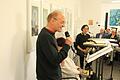 Bei der Lesung 'Habe nun, Ach' im Rahmen des Faust-Projekts der Schweinfurter Radierwerkstatt und der Schweinfurter Autorengruppe SAG las Peter Hub die Originalzitate, der Jazz-Saxophonist Anton Mangold (im Hintergrund) interpretierte sie musikalisch und die SAG-Autoren lasen ihre eigenen Texte zu Faust-Zitaten.