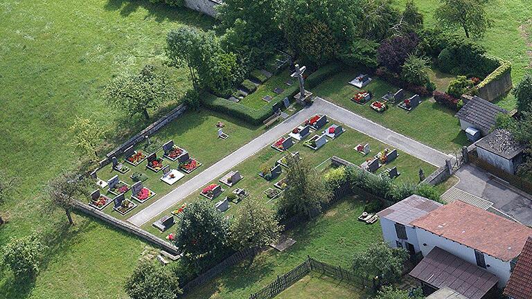 In den Friedhof Gereuth wird von der Gemeinde Untermerzbach investiert: Weitere Urnengräber sollen zur Verfügung gestellt werden.