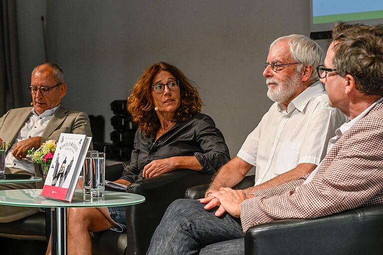 Gesprächsrunde: Moderatorin Manuela Göbel (Main-Post) sprach mit den Autoren (von links) Hans Sartoris, Roland Flade und Wolfgang Orians über&nbsp;90 Jahre Wohnungsbau in Würzburg.