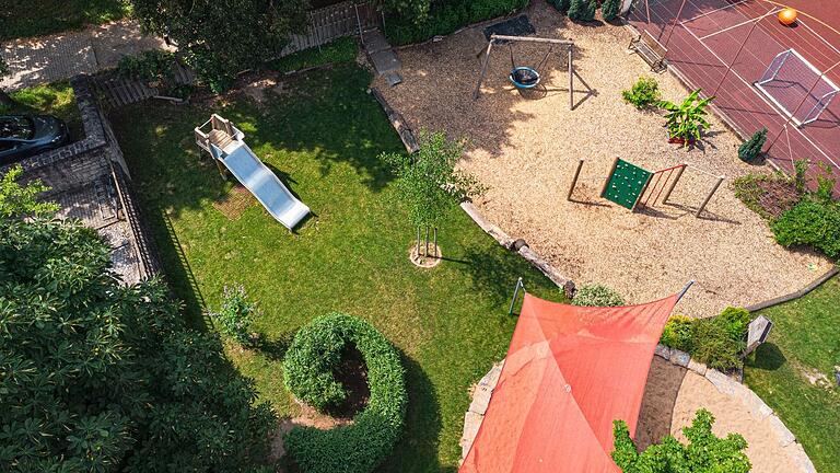 Hier ein Blick auf den großen Garten und den angrenzenden Sportplatz im Hort in Volkach. Hier ein Blick auf den großen Garten und den angrenzenden Sportplatz im Hort in Volkach.