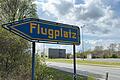 Kleinflugzeug stürzt auf Werksgelände       -  Ein Kleinflugzeug startet auf dem Flugplatz Salzgitter-Drütte, stürzt dann aber auf dem Werksgelände der Salzgitter AG ab.