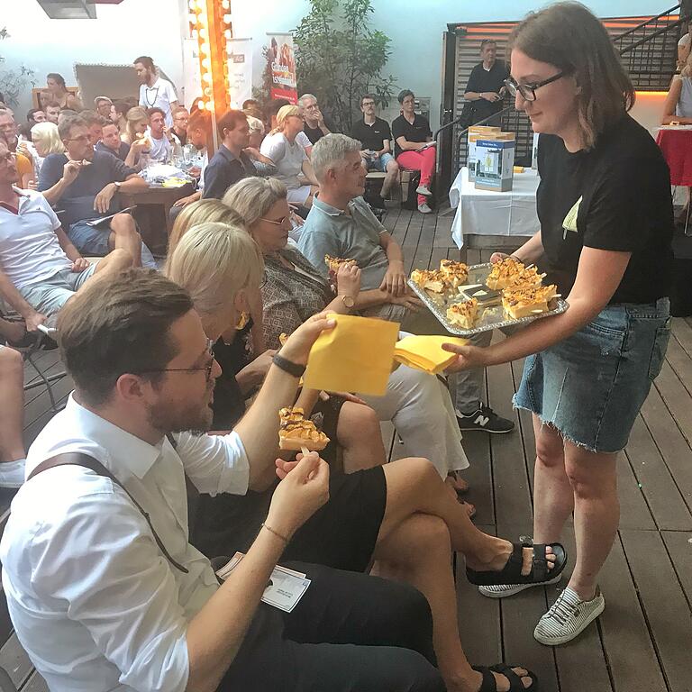 Käsekuchen am Stiel für - fast - alle gab es vom späteren Gewinner des Local-Hero-Awards: Holy Cheesecake.