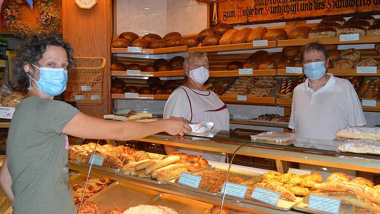 In der Bäckerei in Winkels duftet es stets nach frisch Gebackenem. Unser Bild zeigt (hinter der Theke) Bäckereifachverkäuferin Anita Keul mit einer Kundin (vorn) und Heribert Hedrich, den stellvertretenden Obermeister der Bäckerinnung Bad Kissingen/Rhön-Grabfeld.