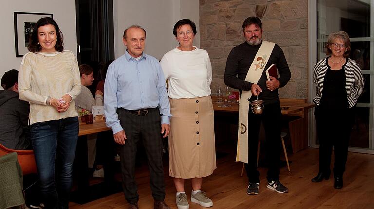 Bei der Einweihung des Restaurants und der Erlebnisgastronomie (von links) Staatsministerin Dorothee Bär, die Gastronomen Hellmuth und Gabi Mantel, Diakon Joachim Stapf sowie 3. Bürgermeisterin Lilo Stubenrauch.