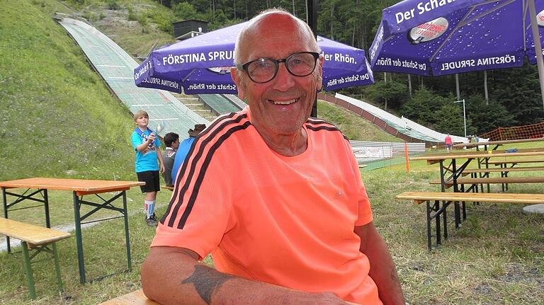 Günther Göllner war lange Jahre Trainer für die Skisprungjugend. Seine Leidenschaft für das Skispringen lässt ihn immer wieder zu den Wettkämpfen seiner Schützlinge mitkommen.