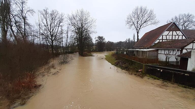 Die braune Brühe hat ihr Bett verlassen. So wie hier die Nassach bei Unterhohenried sind weitere Bäche im Landkreis Haßberge aufgrund der starken Regenfälle in den letzten Tagen über die Ufer getreten.