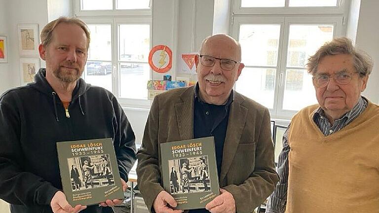 Freuen sich über ein gelungenes Gesamtwerk: (v.l.) Designer Nicolas Weppert, Autor Edgar Lösch und Karl-Heinz Weppert waren an Löschs neuem Buch „Schweinfurt 1933 bis 1945“ beteiligt.