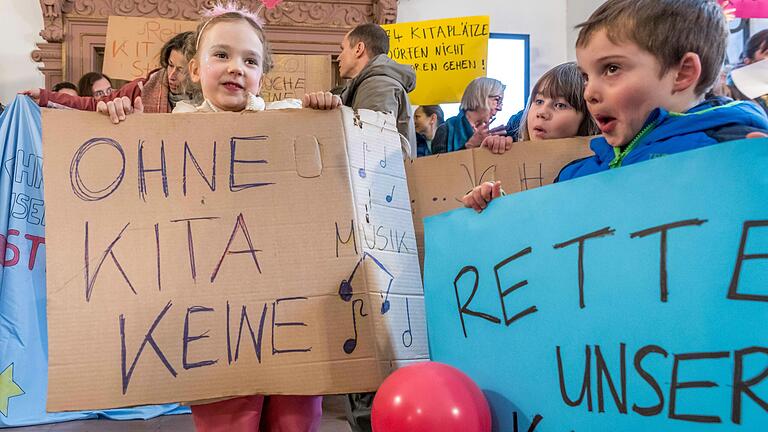 Rund 70 Eltern und deren Kinder  protestieren im Februar vor der Stadtratssitzung im Würzburger Rathaus gegen die Schließung der Kita Stift Haug - mit Erfolg. Ab September übernehmen die Johanniter die Trägerschaft.