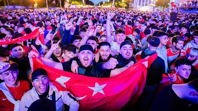 Euro 2024: Public Viewing Berlin       -  Die türkischen Fans feierten in Berlin den Einzug ins EM-Viertelfinale ausgelassen.