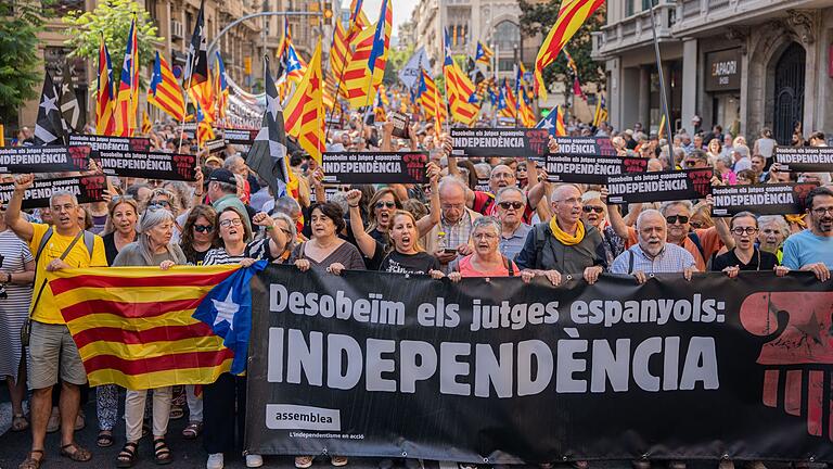 Demonstration der Unabhängigkeitsbefürworter in Barcelona       -  Der Katalonien-Konflikt schwelt in Spanien seit langem. (Archivbild)