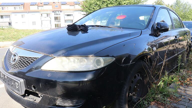 Dieser schwarze Mazda stand seit mindestens Anfang 2022 am Straßenrand des Kitzinger Wohngebiets Marshall Heights. Jetzt ist er weg.