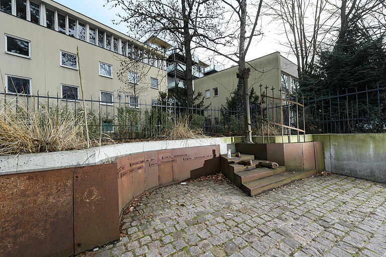 In der Wohnanlage Platz'scher Garten erinnert ein Denkmal an die Würzburger Judendeportationen. An diesem Ort mussten sich die Juden versammeln, bevor sie unter Aufsicht zum Bahnhof Aumühle marschieren mussten.