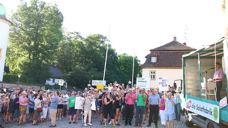 Am 27. Juni versammelten sich abends nach einem Demonstrationszug durch den Ort um die 500 Menschen vor dem Schloss in Wiesentheid, um ihren Unmut gegen eine geplante Salatzucht-Anlage zu äußern.