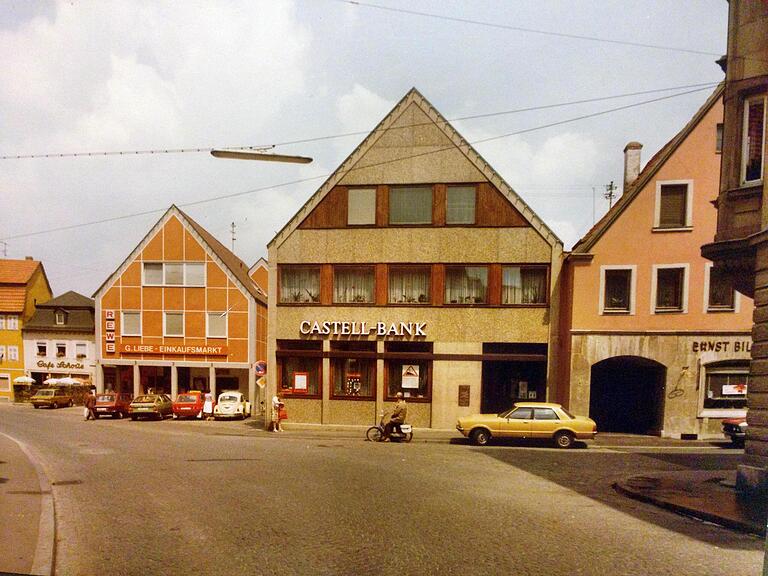 Die Castell-Bank riss das alte Hotel 'Stern' ab und errichtete ein modernes Bankhaus, damals verkleidet mit Waschbeton-Platten.